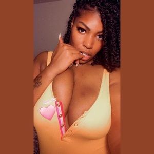 Meet your Posher, Monique